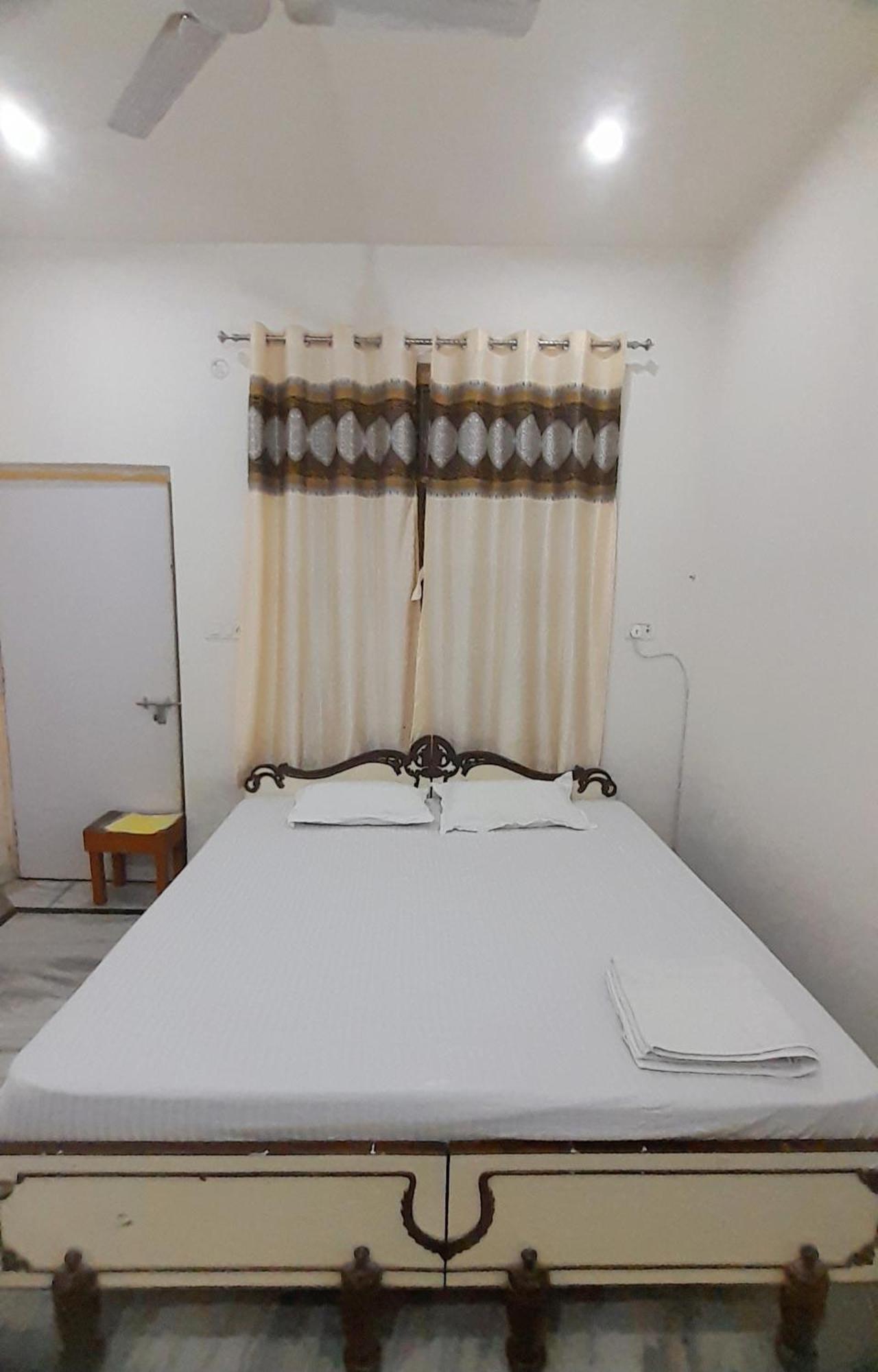 Kanak Home Stay Varanasi Esterno foto